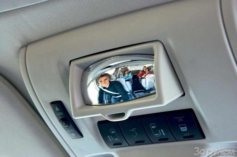 Над головой водителя не только очечник и кнопки управления сдвижными дверями, но и панорамное зеркало - присматривать за детьми на «галерке».