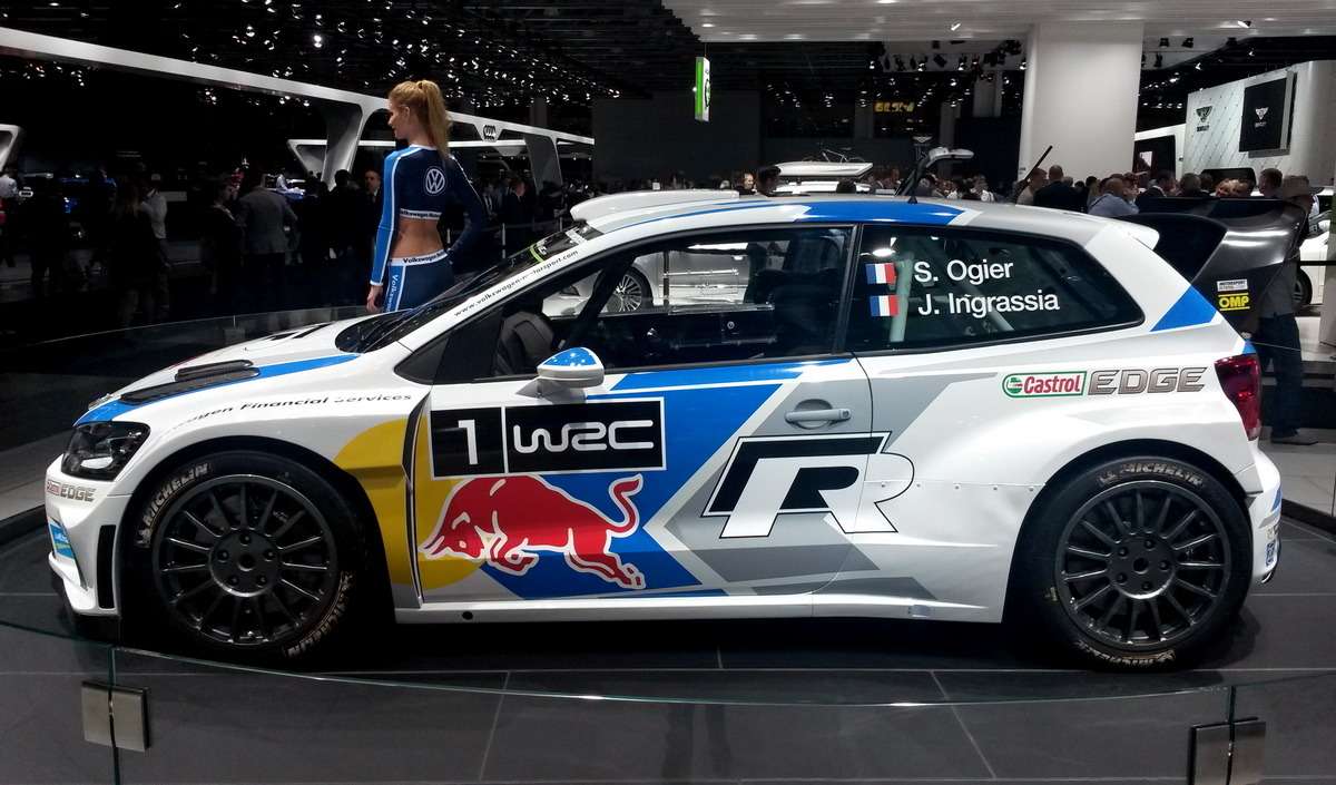 На стенде Volkswagen выставлен Volkswagen Polo R WRC, на котором выступают Себастьен Ожье и Жюльен Инграссиа.