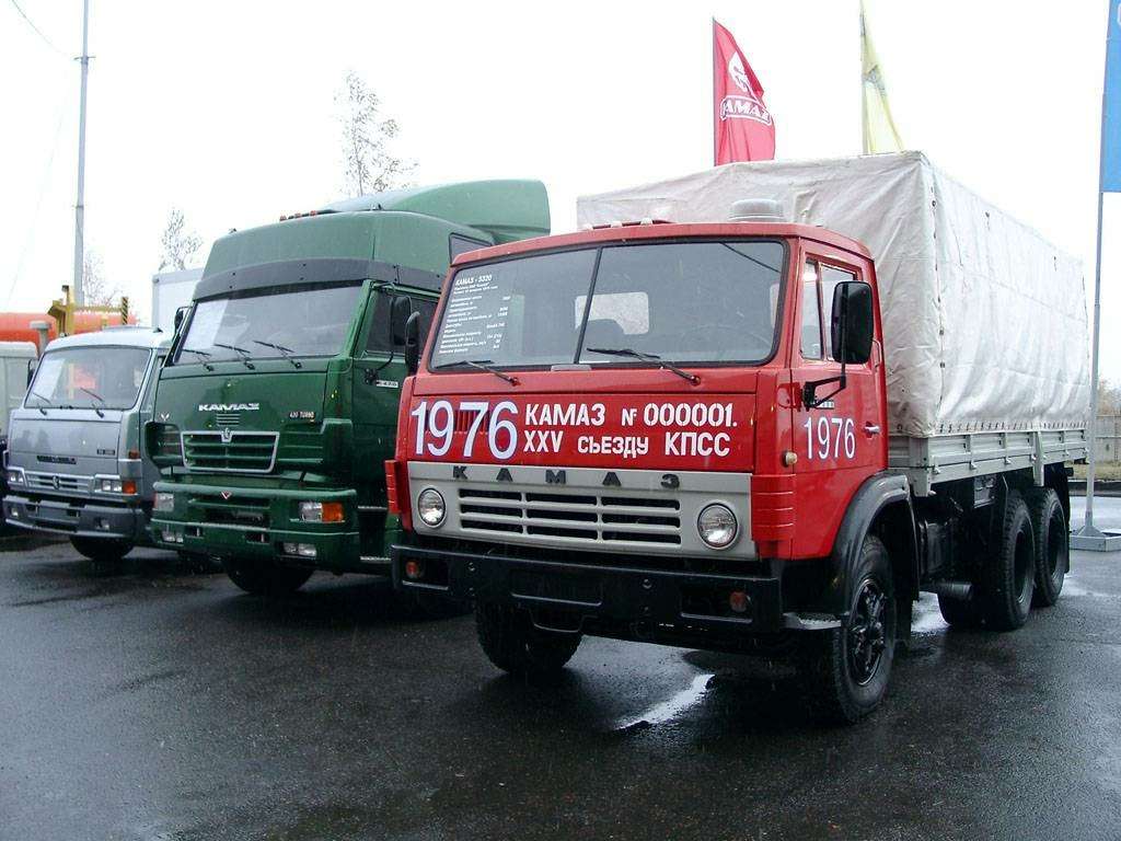 Первый грузовик КамАЗ-5320 потом разыскали в Башкортостане, выкупили, заменили проржавевшую кабину и прохудившийся тент, и теперь он стал экспонатом заводского музея. 