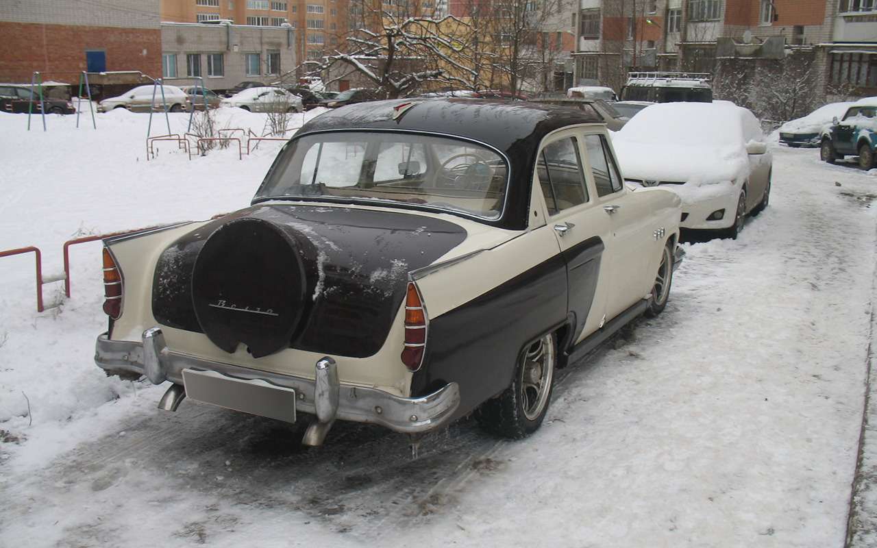 Эта Волга ГАЗ-21 из серии «ни у кого такой нет». Чехол для запаски сзади в стиле американских автомобилей 1950-х вполне гармонирует с задними фонарями от Москвича-408.