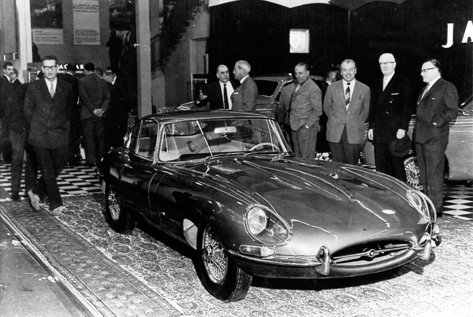 Jaguar E-Type на выставке в Женеве 1961 года. Второй справа на снимке — сэр Уильям Лайонс, основатель и владелец компании Jaguar Motor Cars.