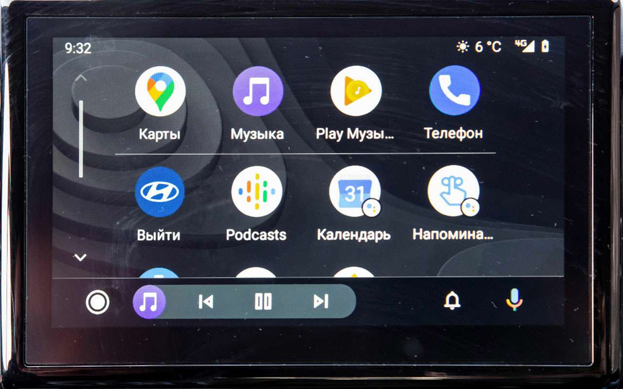 Новая мультимедийная система не уместилась в старое гнездо и производит впечатление инородного планшета. Впрочем, сейчас так модно. На дорогих Солярисах в комплектации Elegance она умеет зеркалить смартфоны. За доплату можно получить встроенный Яндекс.Авто.