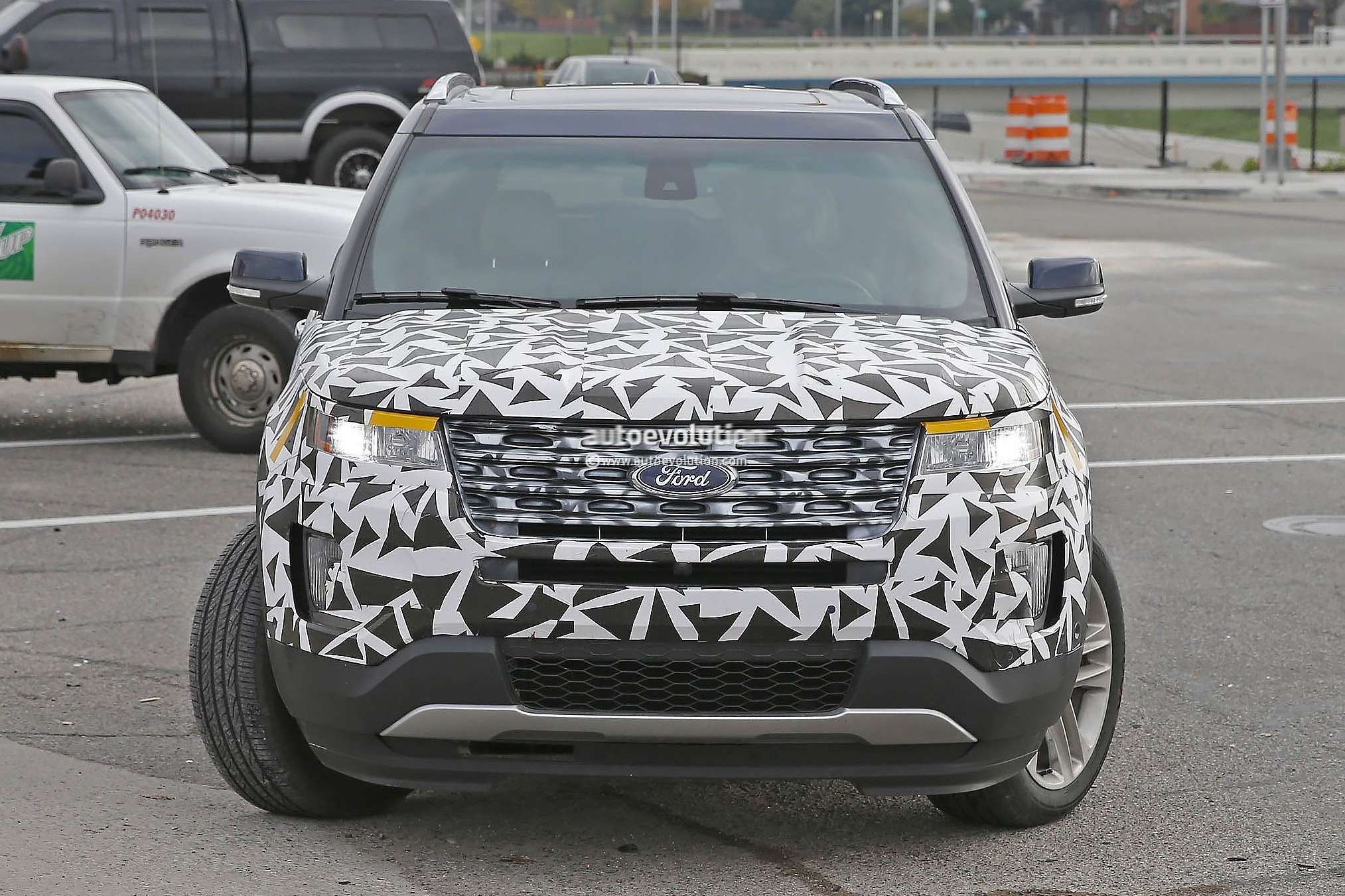 20141021_2016_ford_explorer_spied_nearly_camo_free_photo_gallery_4