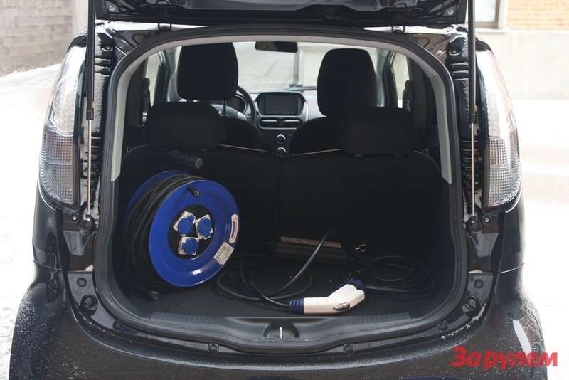 Специальный штекер и катушка с проводом - обязательные вещи в багажнике любого электромобиля