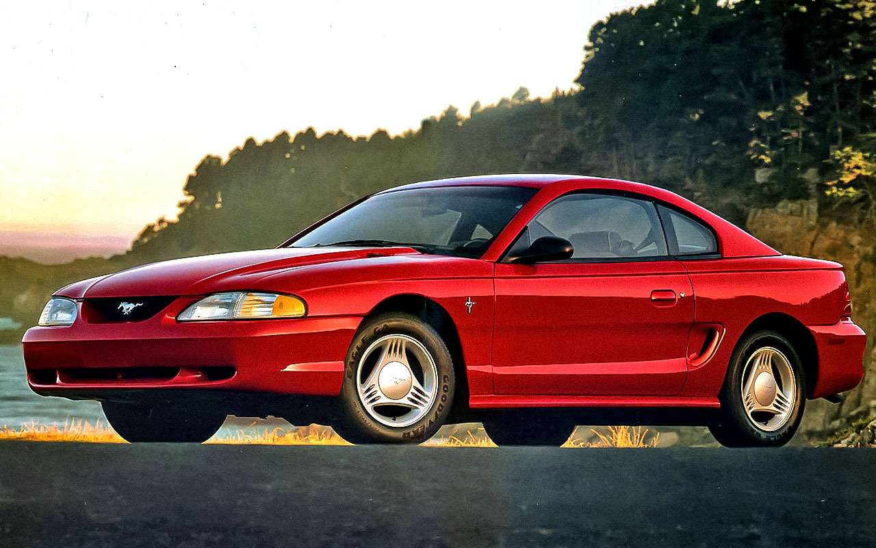 Ford Mustang четвертого поколения представили в 1994-м. По сравнению с предшественником, простоявшим на конвейере целых пятнадцать лет, это купе было настоящим прорывом. Даже сегодня четвертый «Муст» выглядит весьма привлекательно. А вот V-образная «шестерка» его базовых версий едва ли впечатлит даже пенсионеров. Несмотря на рабочий объем в 3,8 л, отдача двигателя составляет лишь 145 лошадиных сил. С первой сотней Mustang расправляется за 10,2 секунды. Для сравнения, столько же времени требуется Hyundai Solaris с 1,6-литровым мотором.