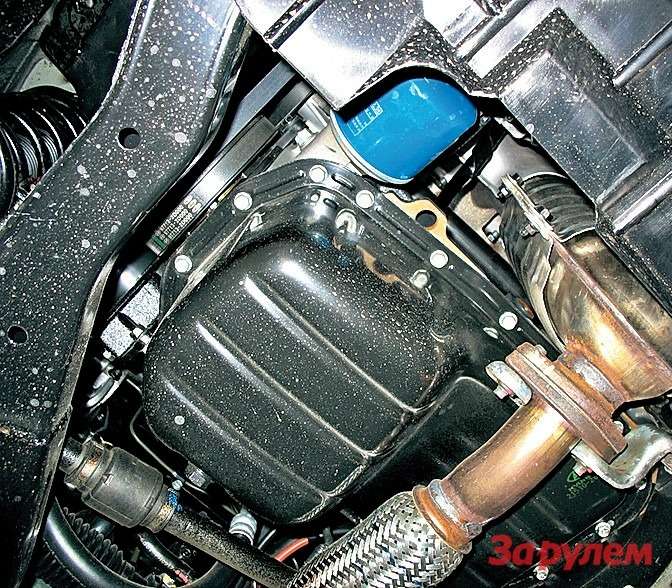 Хотя стальной поддон двигателя не столь хрупок, как алюминиевый, рекомендуем поставить силовую защиту моторного отсека. Заодно прикроете гофр выпуска.