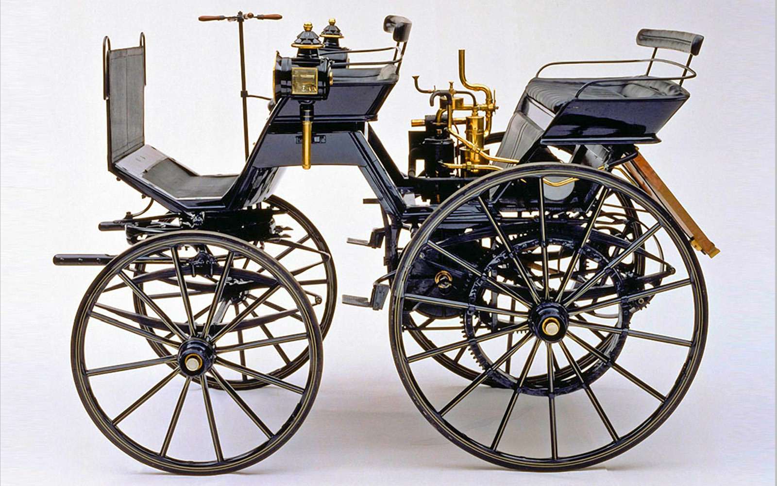 Автомобиль Даймлера 1887 года сделали из экипажа, рассчитанного на конную тягу.