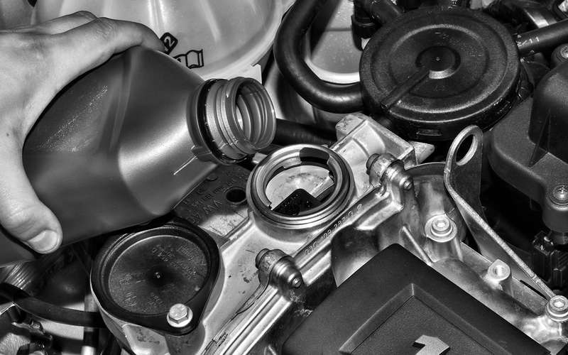 Как лучше всего доливать масло в двигатель, когда он холодный или горячий? С помпой или без? заполнить фильтр?
