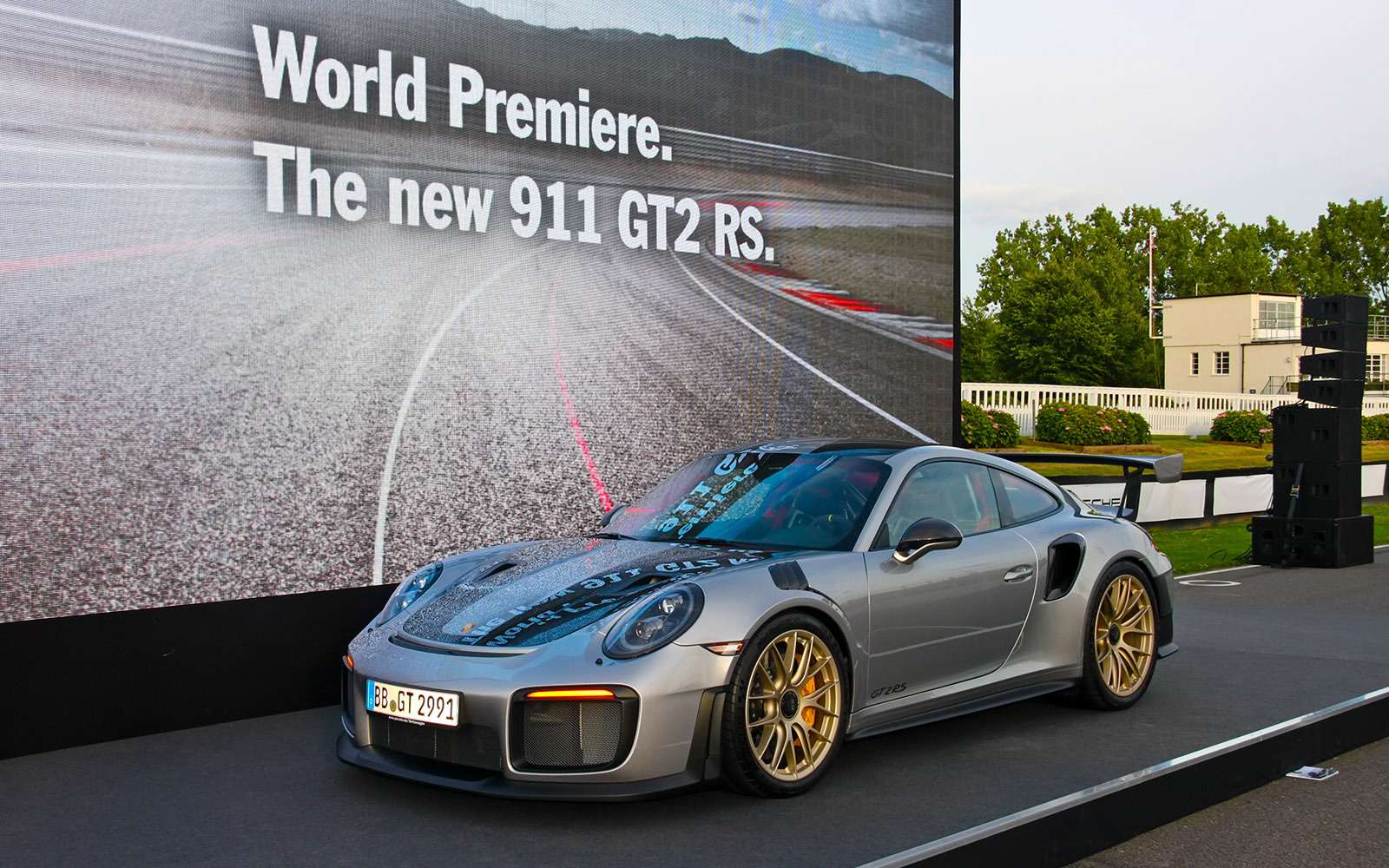 В Гудвуде состоялась мировая премьера купе Porsche 911 GT2 RS, самой мощной серийной версии семейства 911. Оппозитный двигатель объемом 3,8 литра развивает 700 л.с. при 7000 об/мин. До 100 км/ч GT2 RS разгоняется как спортбайк – всего за 2,8 секунды! Максимальная скорость достигает 340 км/ч. Базовая цена в России – 19 245 000 рублей.