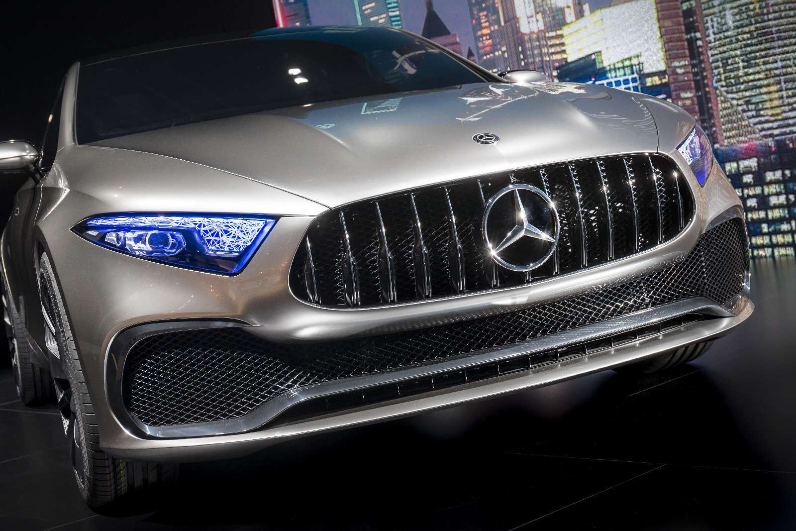 Прямолинейная чувственность: Mercedes-Benz Concept A Sedan дебютировал в Шанхае — фото 738839