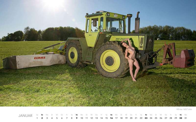 Обнаженные трактористки — эротический календарь на 2022 год
