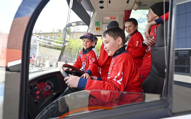 Потратили бюджет правильно: молодым спортсменам подарили суперавтобус