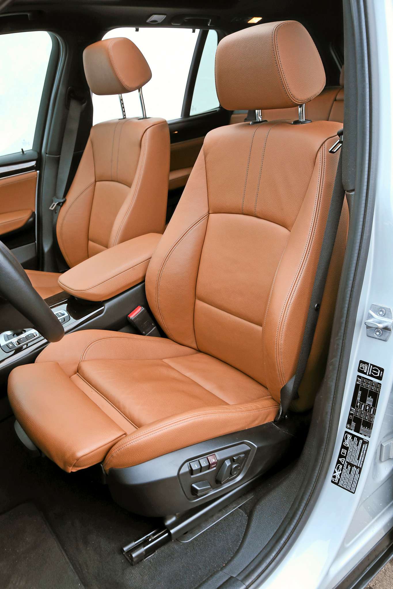 BMW X3 xDrive 20i. Кресло BMW отменно подходит для активного пилотирования: чуть жестковатое, с отличной боковой поддержкой и цепкой кожей.