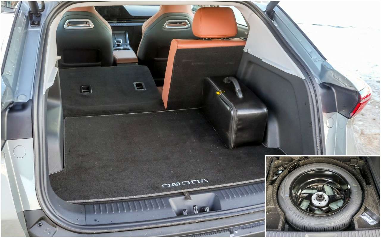 Багажник Омоды компактнее, но радует электроприводом пятой двери, прямыми стенками и розеткой на 12 В. Спинки складываются в горизонталь.