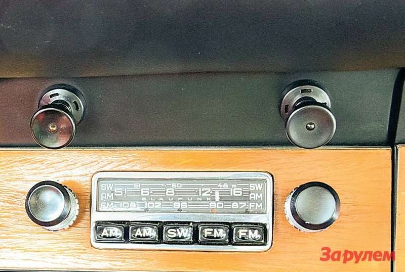 Porsche 911 Маленький радиоприемник нынче выглядит наивно, а для начала 1960-х это признак породистого автомобиля.