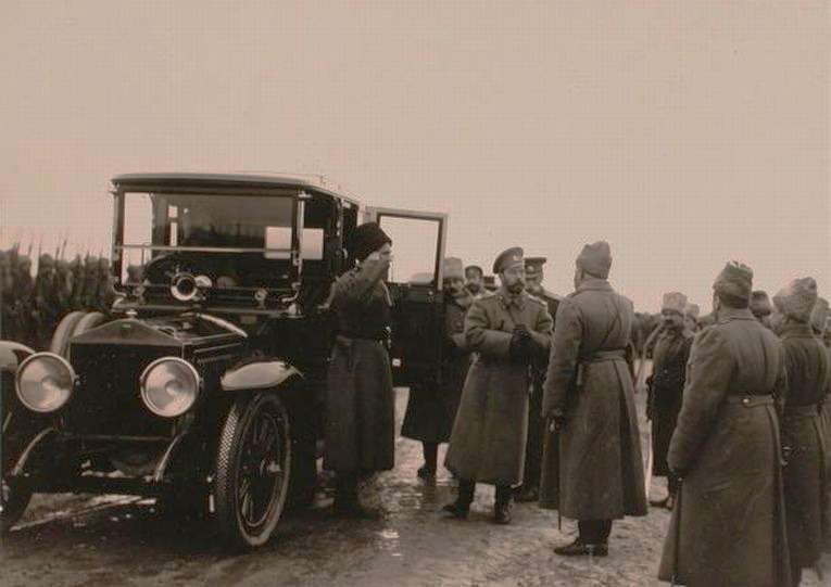 Отчасти результат подобной рекламы — Rolls-Royce 40/50HP с кузовом лимузин мастерской Kellner в гараже Его Императорского Величества Николая Второго. Снимок сделан на фронте в 1915 году в районе Новоселок. Фото предоставлено Станиславом Кирильцом