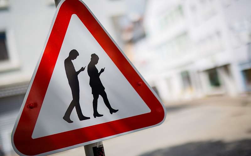 Осторожно, люди с мобильниками: новый дорожный знак хотят установить в Подмосковье