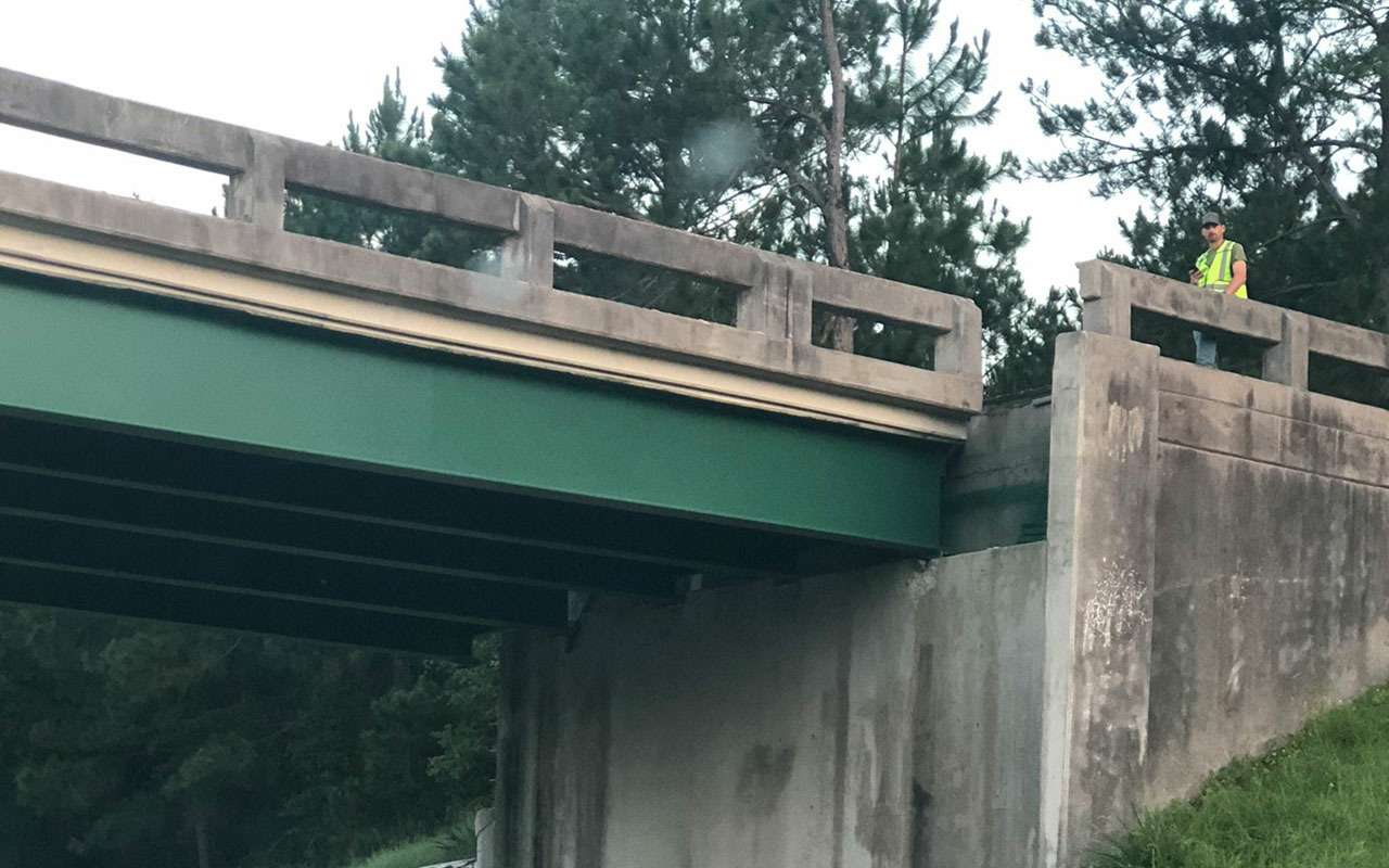 Грузовик протаранил мост, сдвинув его на 1,8 метра — фото 1262457