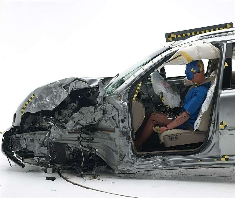 Volvo XC90 успешно прошел тест на удар с малым перекрытием