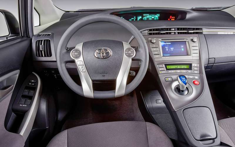 Toyota Prius с пробегом: 3 «за» и 2 «против»