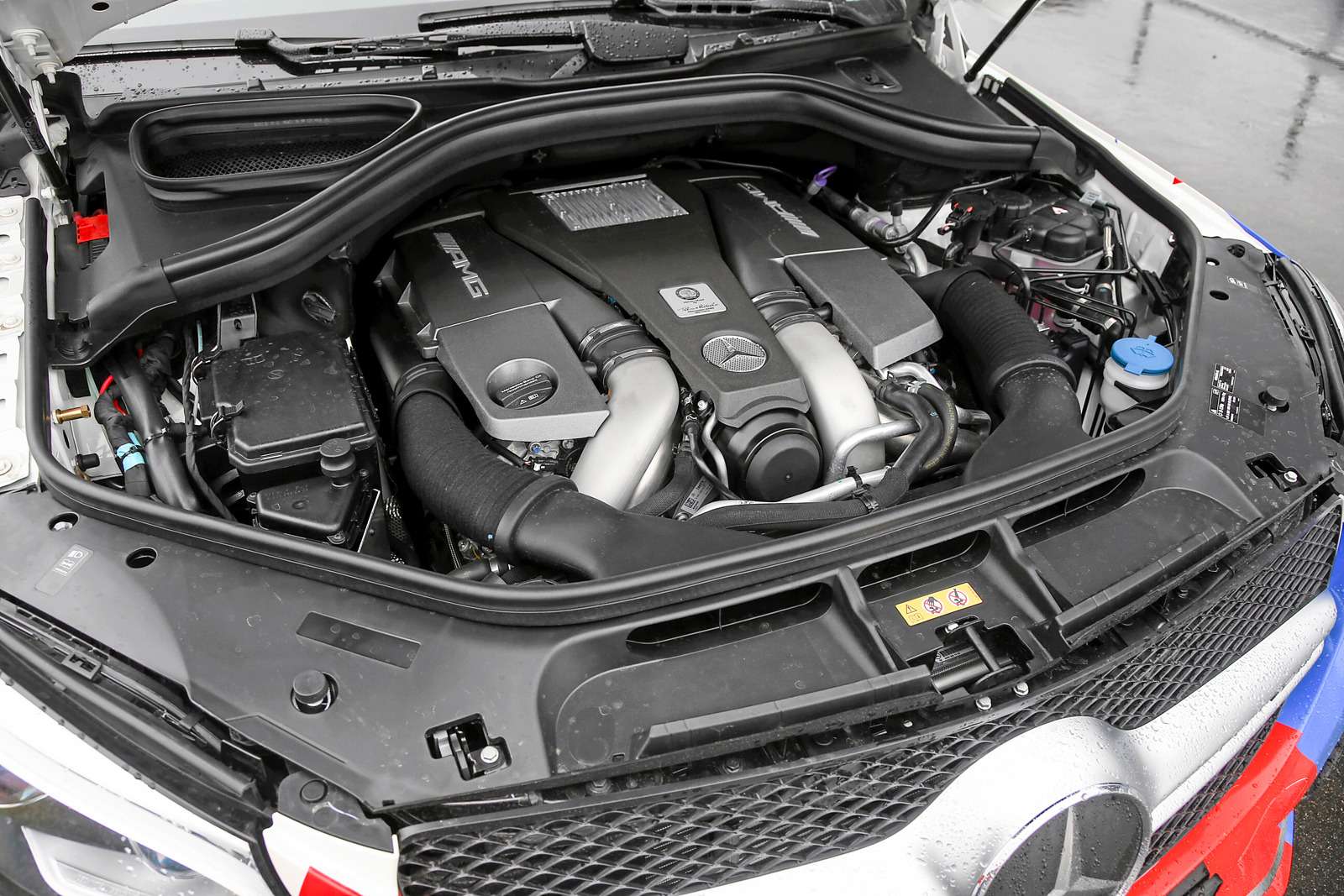 Mercedes-AMG GLE 63 S Coupe. Несмотря на гораздо больший рабочий объем (5,5 л против 4,4 л у BMW), отдача схожая. Мерседесовский двигатель выдает 585 сил и 760 Н·м.