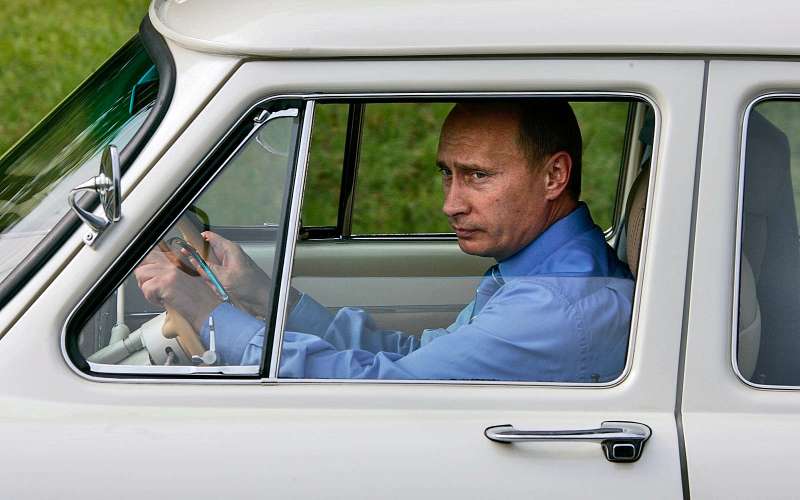 В.В. Путин за рулем одной из своих 21-х «Волг»