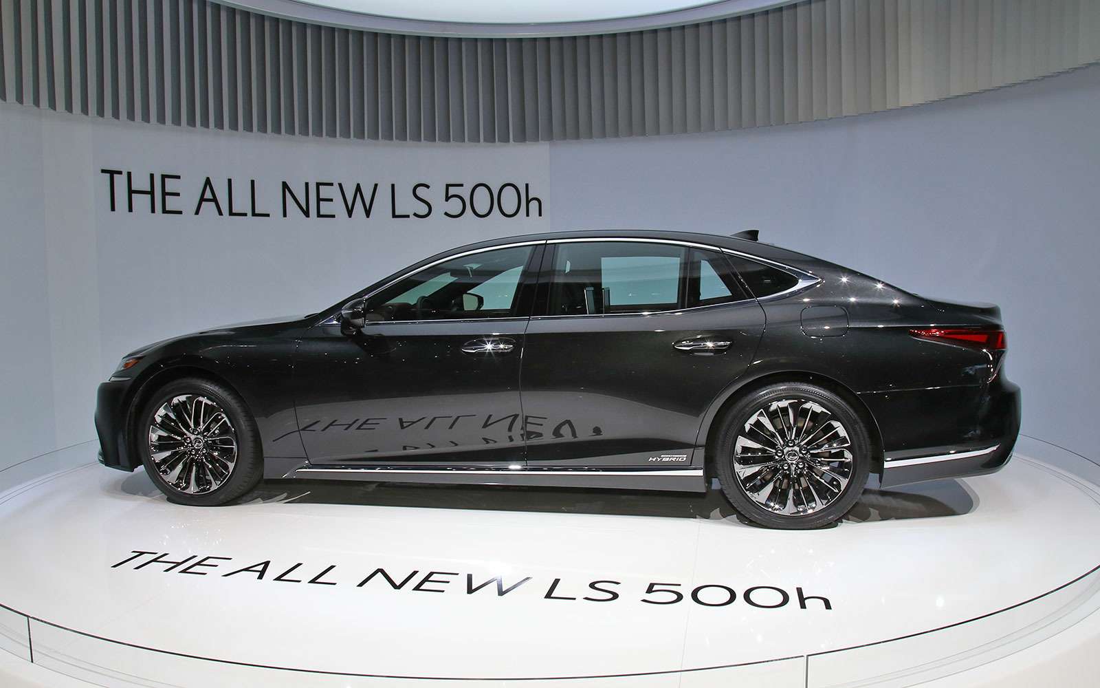 Новый Lexus LS предстал в Женеве в гибридном исполнении 500h — фото 718402
