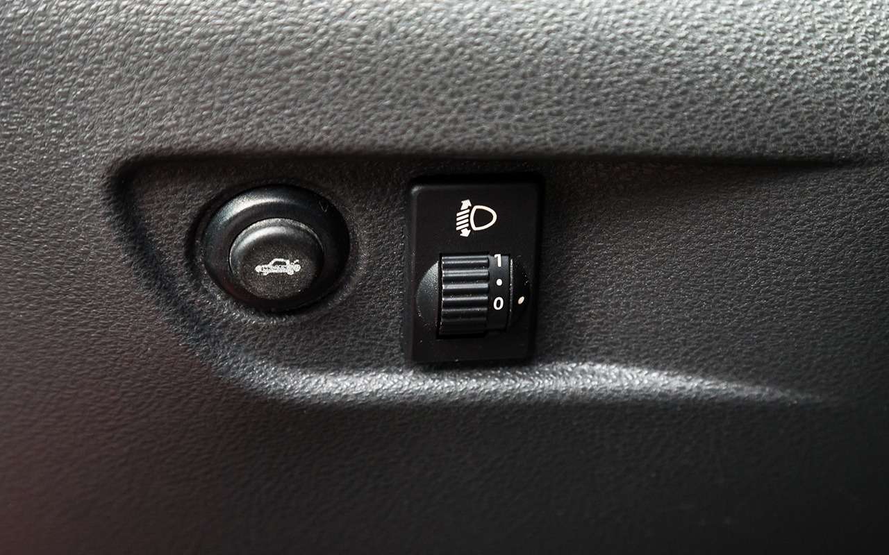 Нелогичное решение: на редко используемом корректоре фар подсветка есть, а на клавише открывания багажника, гораздо более востребованной, — нет.