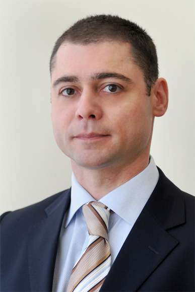 Леониду Кобрину, директору по продажам Castrol Россия.