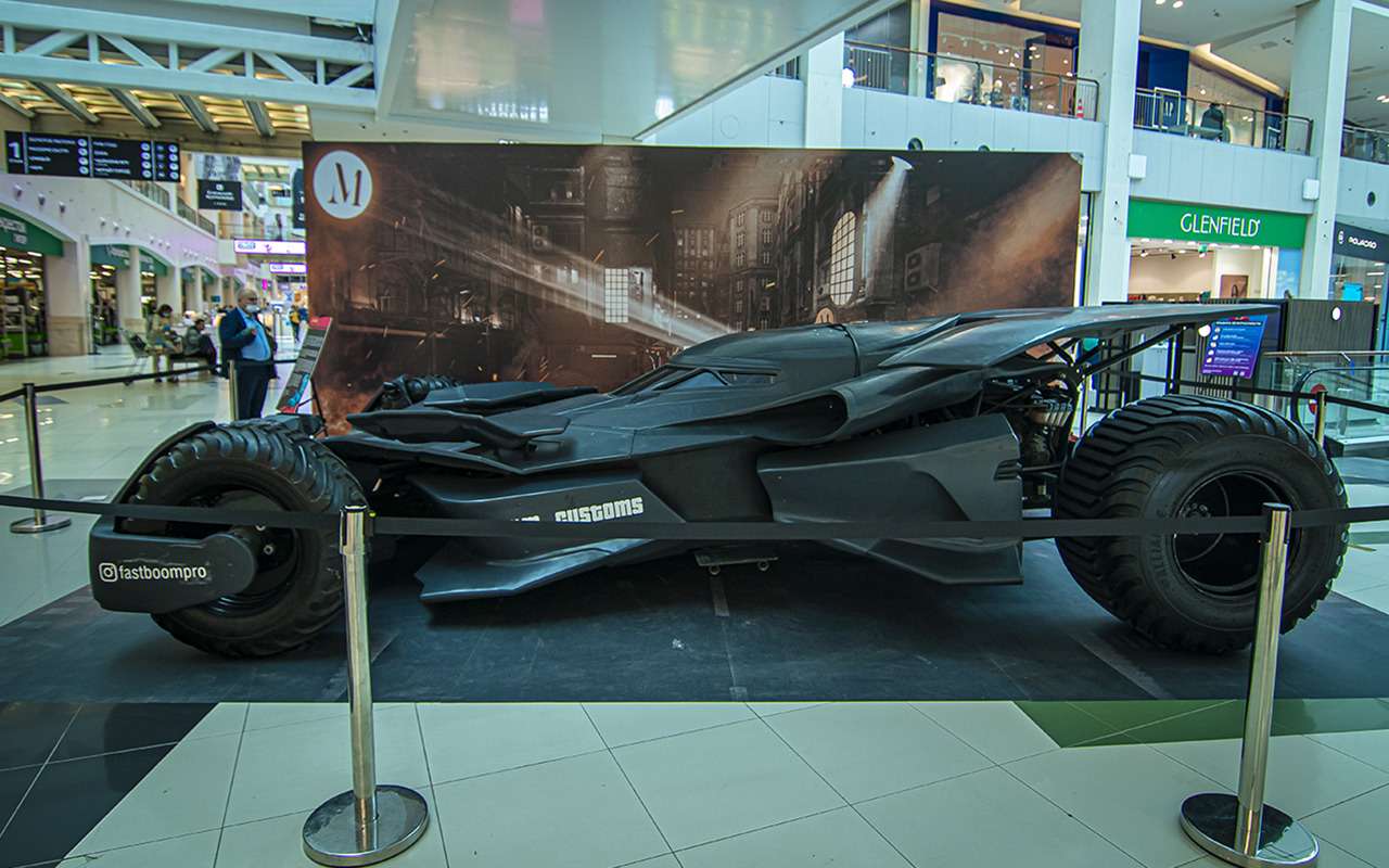 Бэтмобиль и другие прикольные машины (17 фото с выставки) — фото 1168684