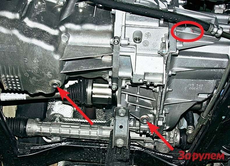 Вид на силовой агрегат при снятой защите моторного отсека. Сливные пробки двигателя и коробки показаны стрелками, заливная пробка-барашек коробки обведена кружочком. 