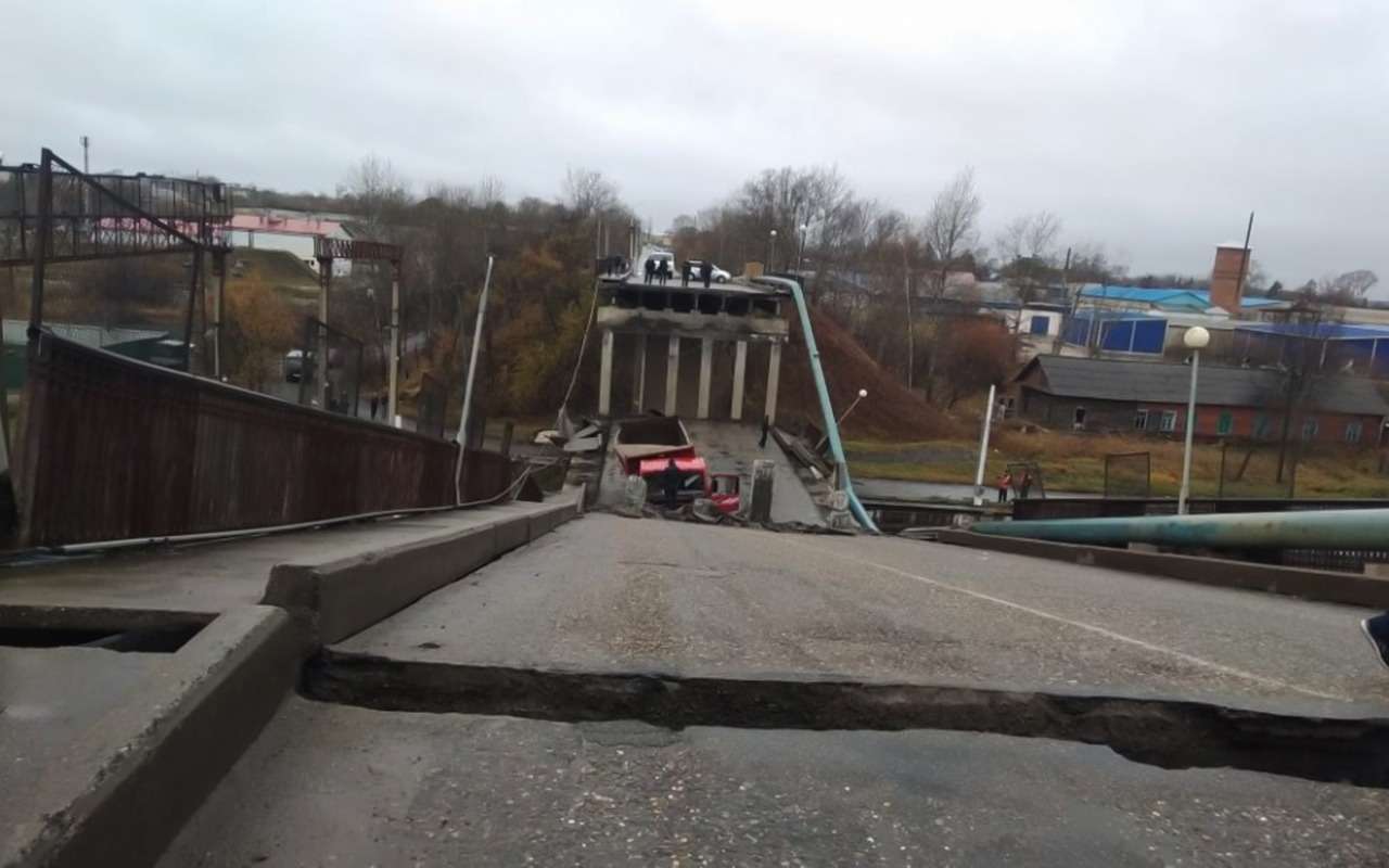 В Приамурье под тяжестью самосвала мост рухнул на железную дорогу — фото 912584