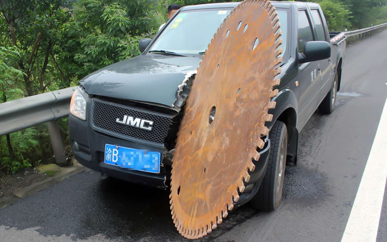Этот китайский водитель «поймал» на дороге огромное колесо-шестеренку, которое едва не переехало машину. Экипаж не пострадал. Но душевные раны наверняка появились.