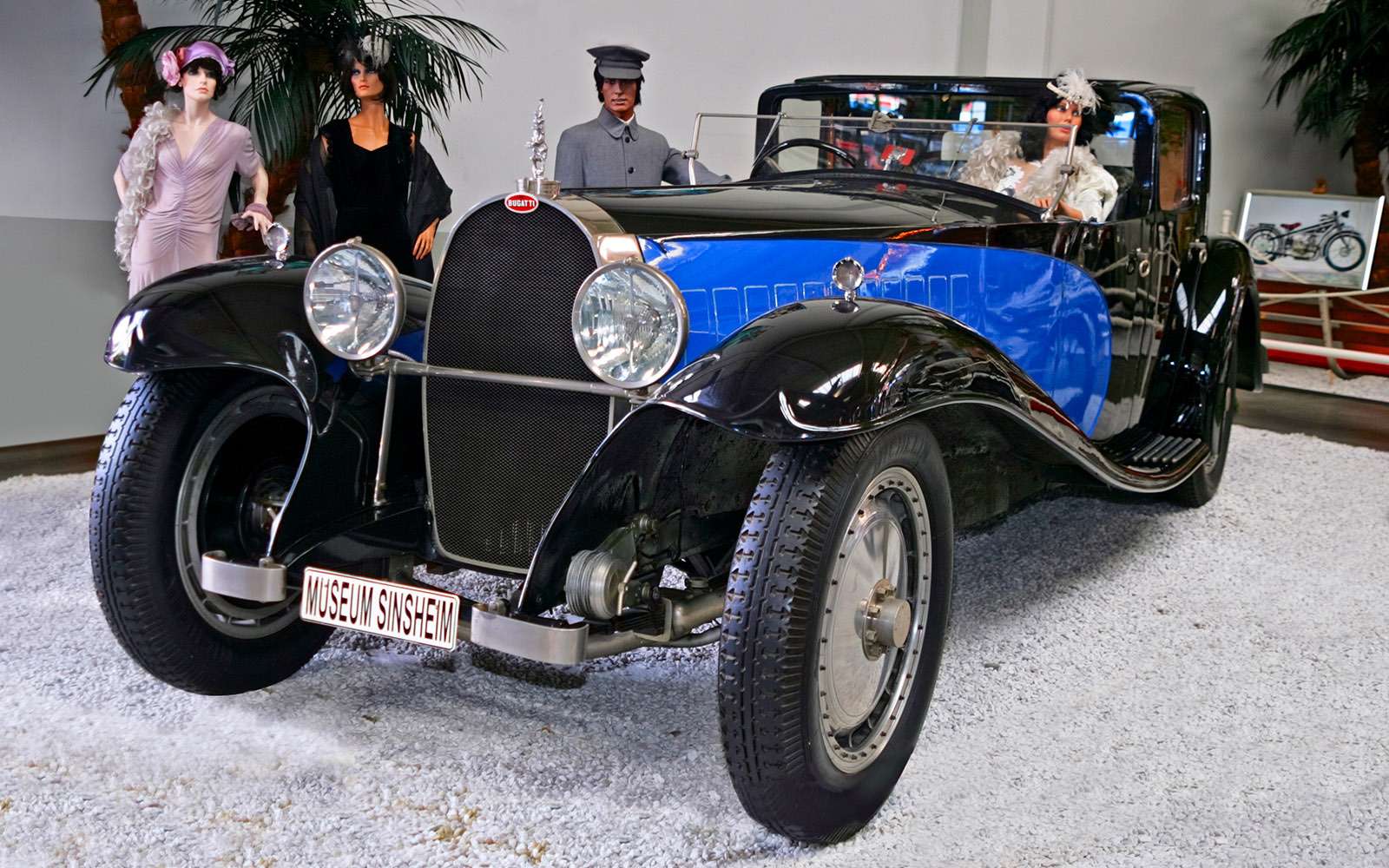Знаменитый Bugatti Type 41 Royale с 12,7‑литровым мотором – одна из вершин автомобильной классики 1920‑х. Дизайн подобных машин с высоким и длинным капотом и огромными колесами во многом определялся именно начинкой – гигантскими моторами и соответствующими тормозами.