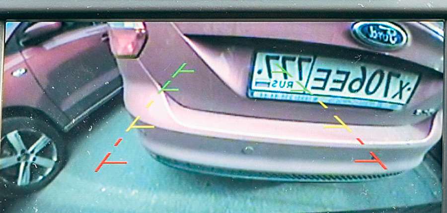 Nissan Sentra. Картинка с камеры заднего вида лишена подвижных траекторных линий-подсказок и лишь информирует о расстоянии до приближающегося объекта.