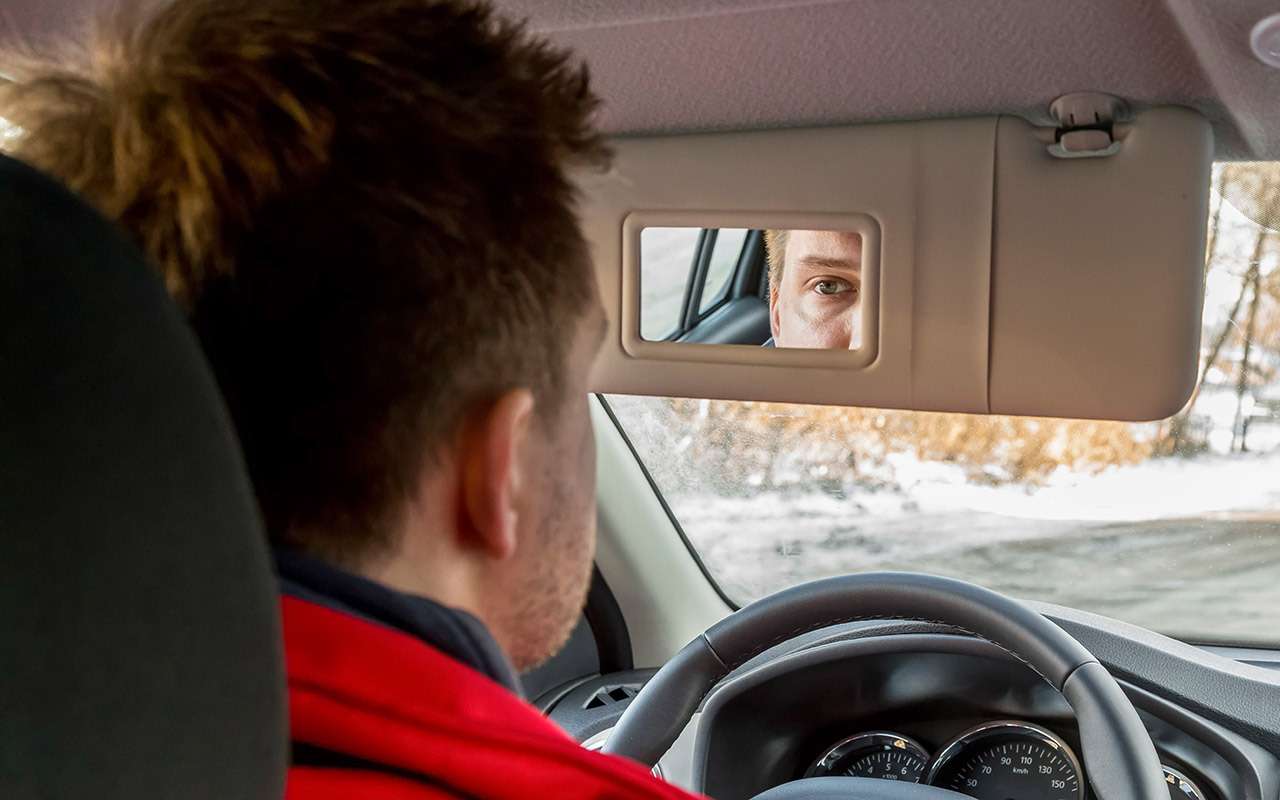 Честное слово, если решил сэкономить на крышке зеркальца в водительском солнцезащитном козырьке, лучше отказаться и от зеркала. Периферическое зрение постоянно ловит в нем паразитные отражения, а это небезопасно.