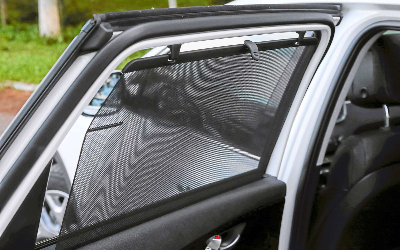 Шторки на задних дверях Kia есть во всех комплектациях, кроме базовой Luxe.