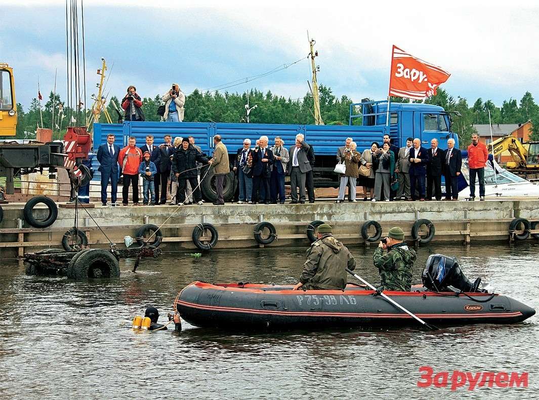 Задний мост ЗИС-5 поднимали уже в присутствии ветеранов и руководителей Минтранса РФ.