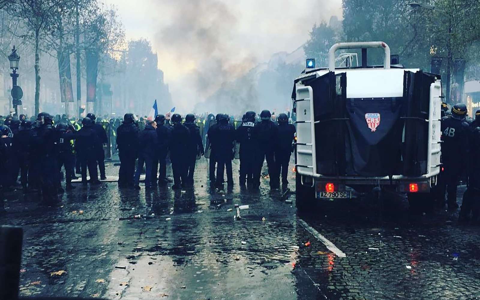 Как французы протестуют против роста цен на топливо: баррикады против водометов — фото 926172