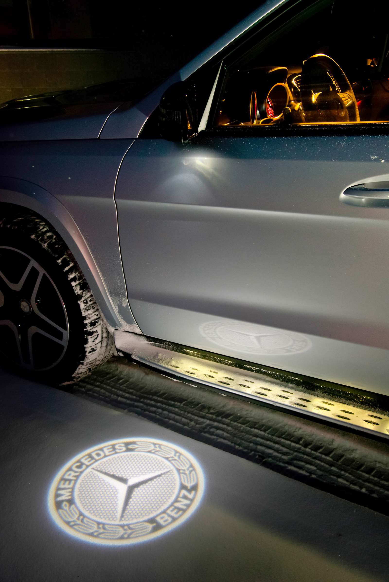Mercedes-Benz GLS. Световая проекция эмблемы на асфальт – решение не новое.