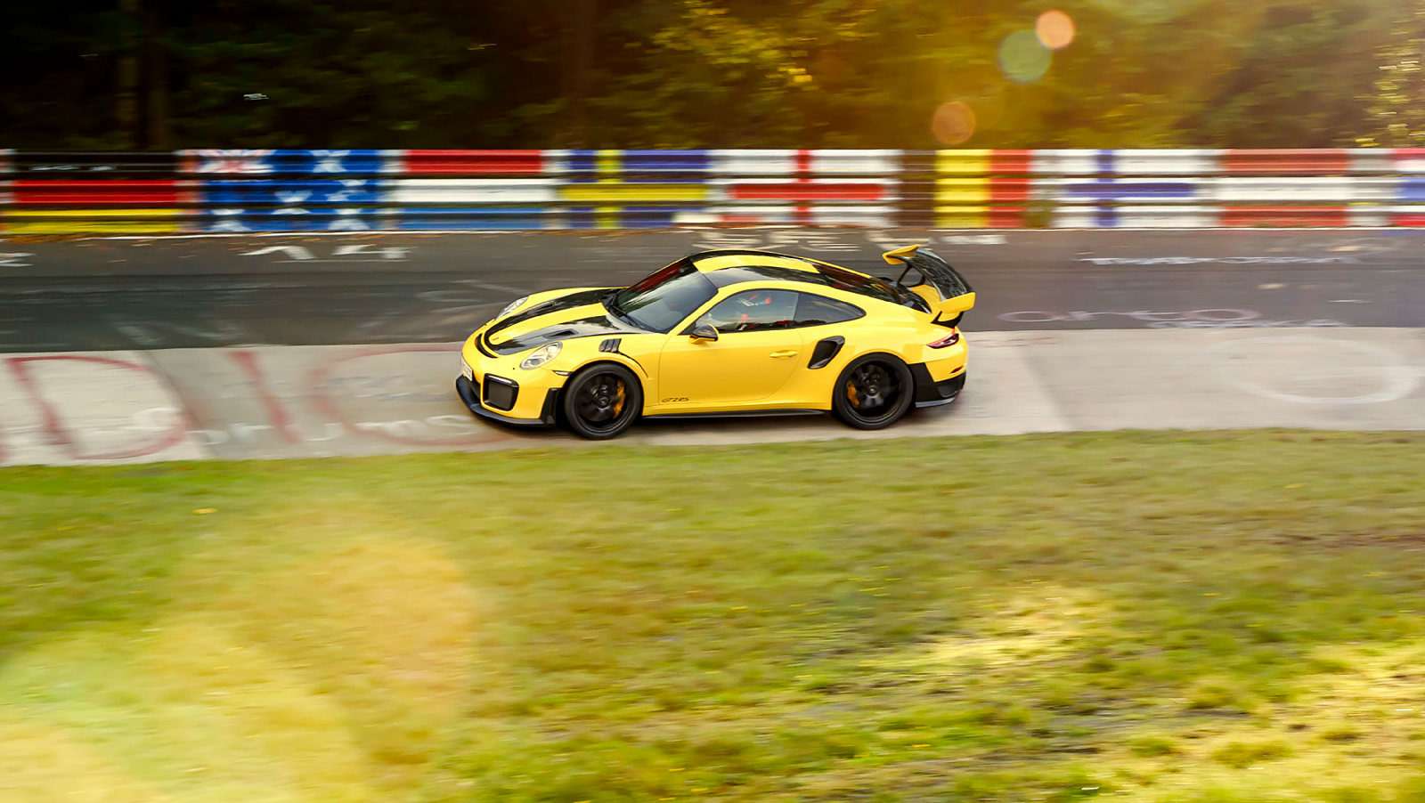 Porsche 911 GT2 RS стал самым быстрым серийным спорткаром Нюрбургринга — фото 798996