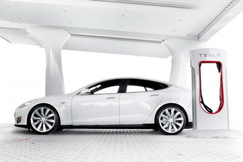 Tesla покроет Европу сетью зарядных станций к концу года