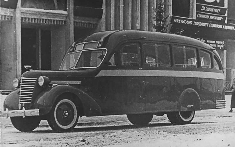 Интересно, что еще в 1937 году аналогичные по дизайну и конструкции кузова на отремонтированные шасси ЗИС‑8 ставил московский завод Аремкуз. Этот кузов в свободное от основной работы время спроектировали те же специалисты, которые делали и ЗИС‑16.