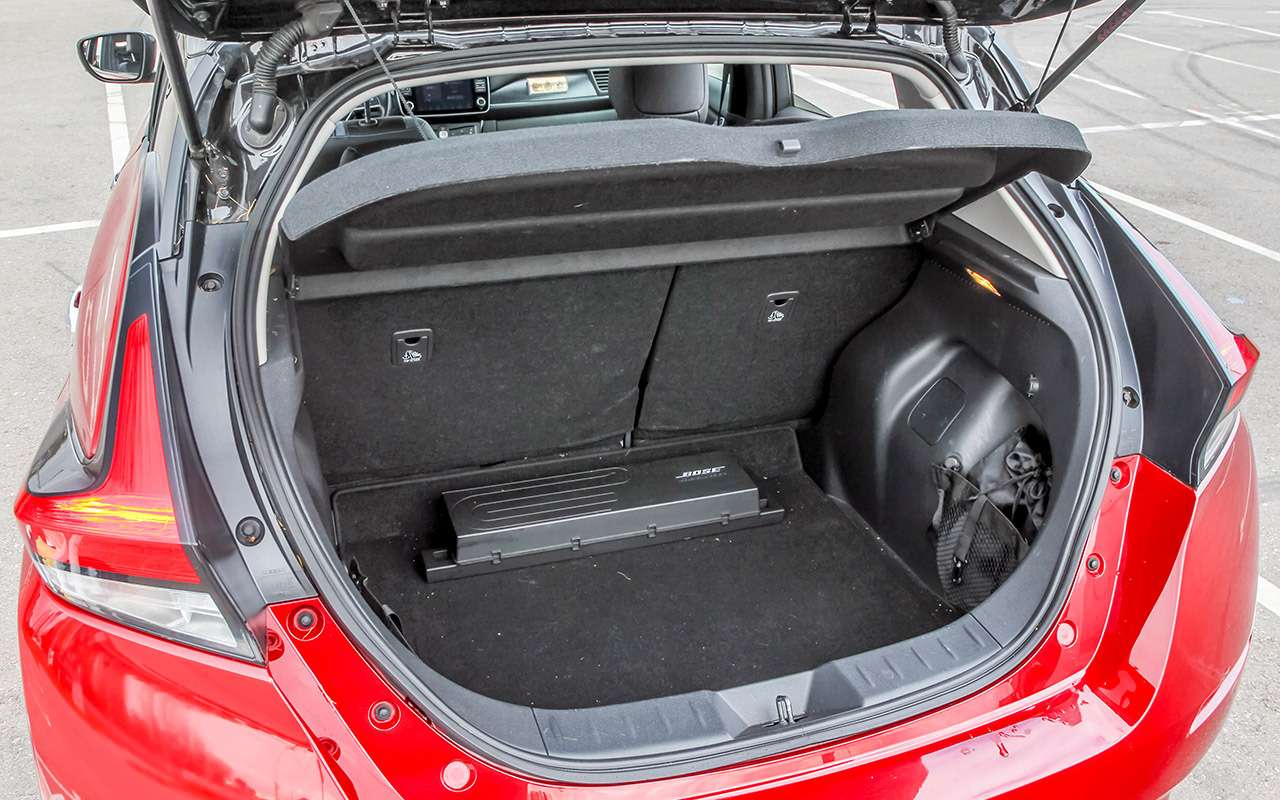 Багажник имеет емкость 300 литров – обычный показатель для хэтча подобных размеров.