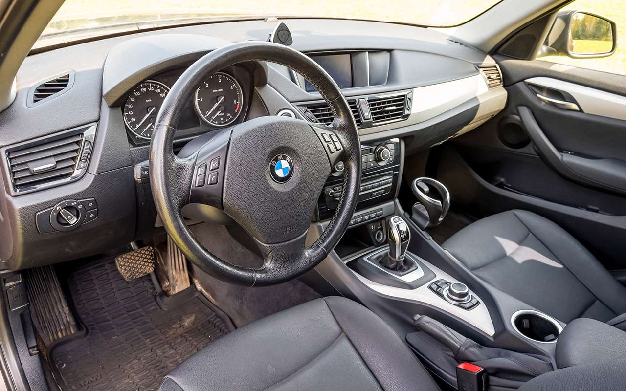 Новая Vesta против 7-летнего BMW: чей салон круче? - фото 1295427