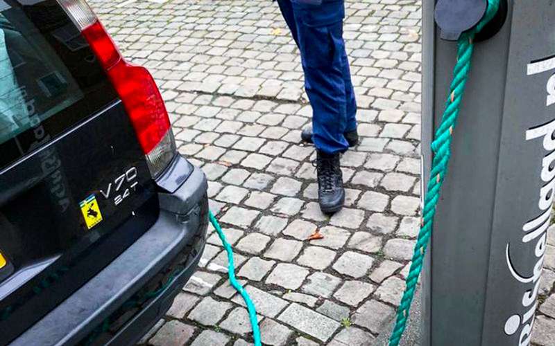 Мужчина попытался зарядить Volvo веревкой. И у него получилось (нет)