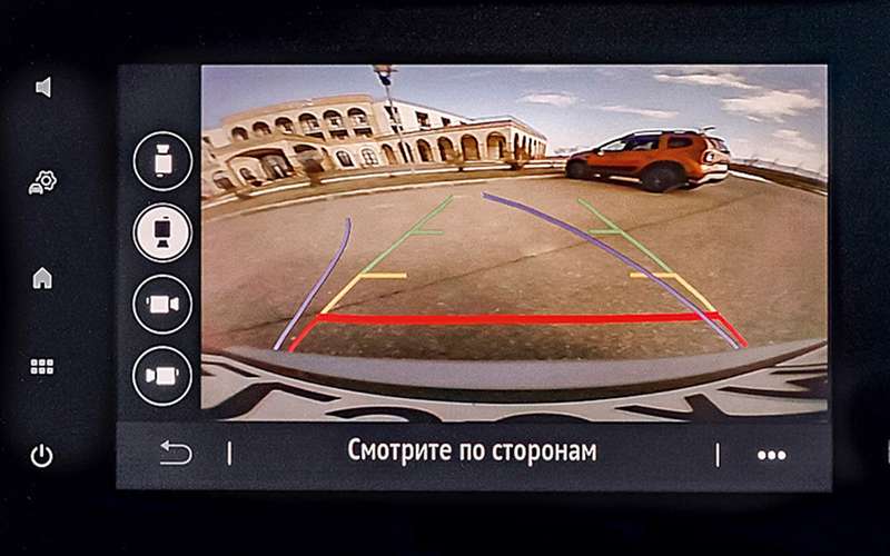Четыре камеры по периметру кузова позволяют вывести на экран изображение с любого ракурса. Но склеивать картинку воедино Duster не умеет.