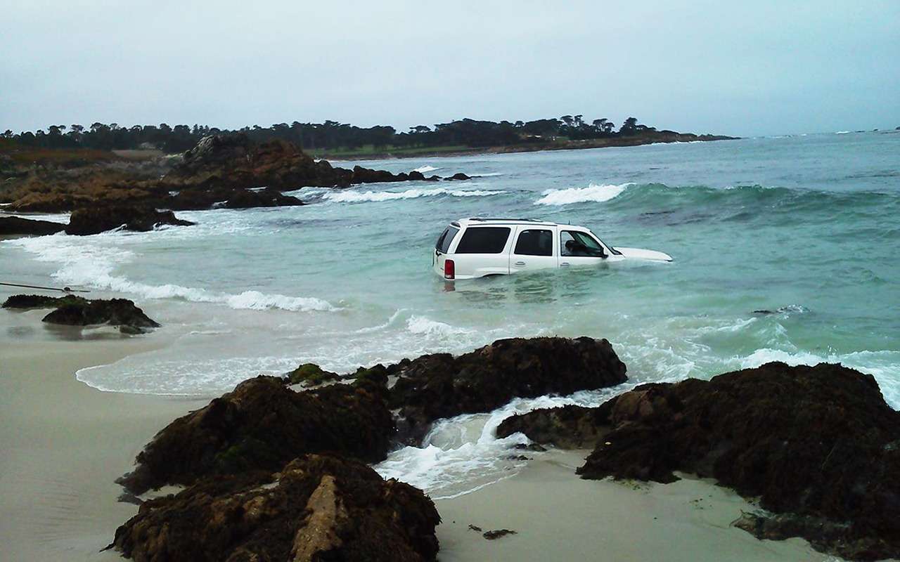 Приливы – штука опасная. Оставил машину вдалеке от воды, а забрал (если получится) уже прямо из моря. Хотя, может, стоило дождаться отлива?