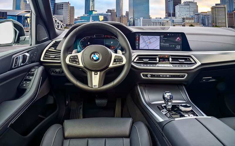 Салон породист, эргономичен и до предела насыщен современной электроникой. Вопреки современной тенденции в BMW не стали делать центральную консоль сенсорной. И правильно!