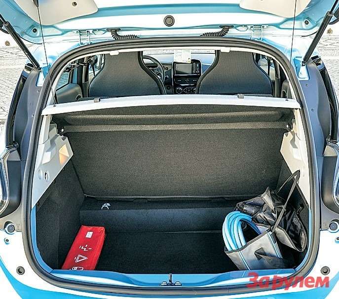 Багажник просторный, но батарея сужает объем. Справа крепится сумка из прочной ткани, в нее укладывают кабель для зарядки.